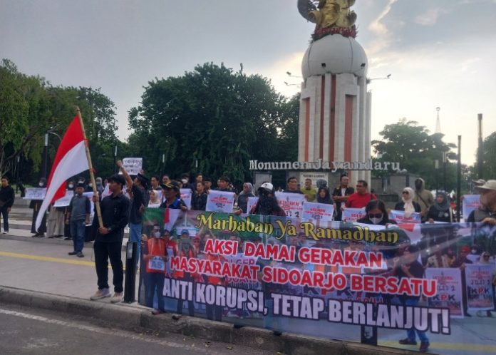 Elemen masyarakat dan Mahasiswa saat gelar aksi damai desak KPK usut tuntas kasus korupsi di BPPD Sidoarjo/Foto; Ipung Syaiful