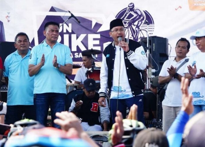 Bupati Sidoarjo Ahmad Muhdlor Ali (kanan) bersama Ketua DPC Partai Gerindra H Kayan SH saat meresmikan jalan beton di Tarik pada beberapa waktu lalu/foto: istimewa