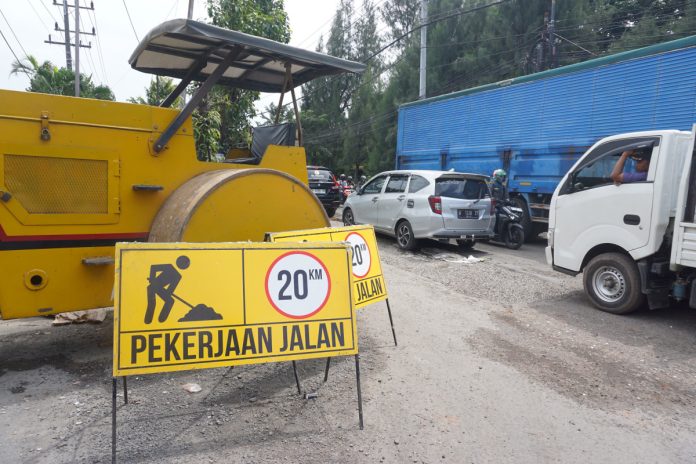 Pemkab Sidoarjo mulai terjunkan alat berat untuk perbaiki jalan berlubang di pertigaan Kletek Kecamatan Taman Sidoarjo/Foto: Istimewa