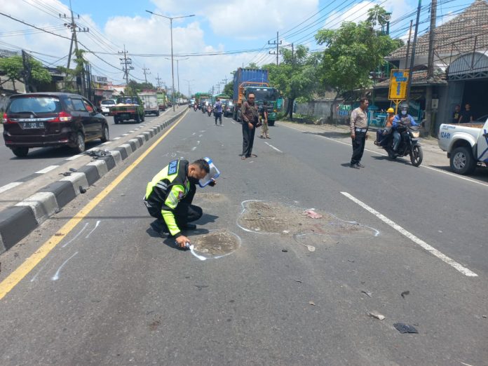 Petugas saat melakukan olah TKP / foto: istimewa