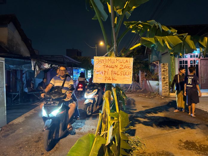 Warga Jumputrejo protes jalan rusak dengan tanam pohong pisang/Foto: Dok. sidoarjonews.id