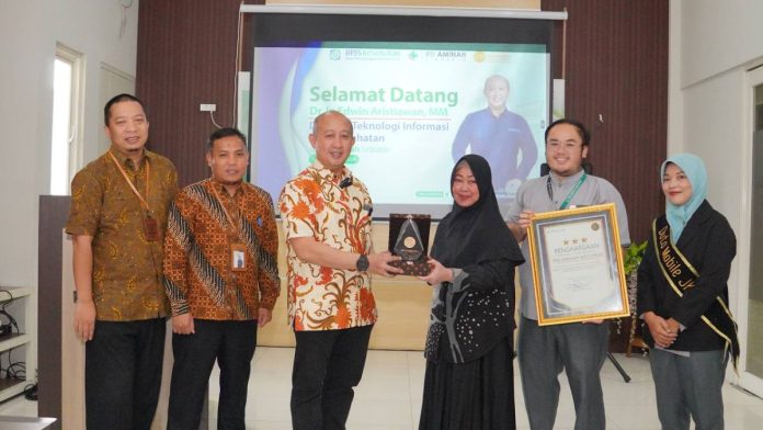 Direktur IT BPJS Kesehatan Edwin Aristiawan saat berkunjung dan memberikan penghargaan kepada RSI Aminah Prambon Sidoarjo/Foto: Istimewa
