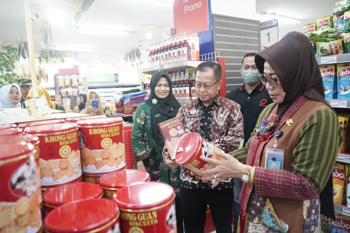 Sekda Sidoarjo Fenny Apridawati saat mengecek kualitas makanan dan minuman di swalayan di pusat kota/Foto: Istimewa