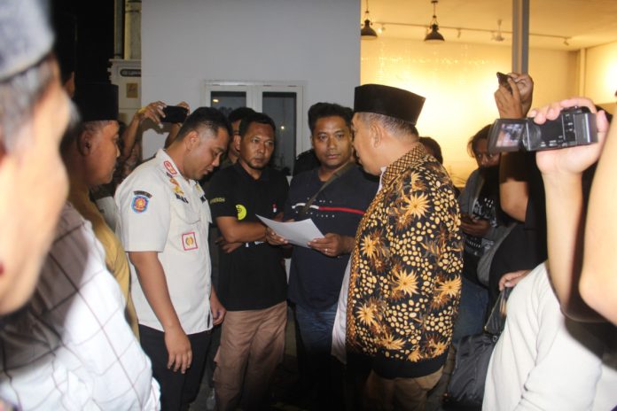 DPRD Sidoarjo, Satpol PP, dan perwakilan warga Sidoklumpuk saat berada di halaman Probet Biliard / Foto: istimewa