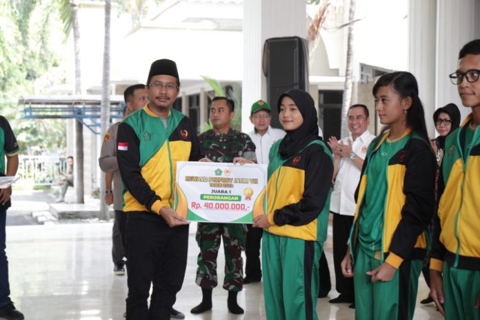 Bupati Sidoarjo, Ahmad Muhdlor, saat memberikan bonus secara simbolis kepada atlet berprestasi dalam ajang Porprov 2023/Foto: istimewa