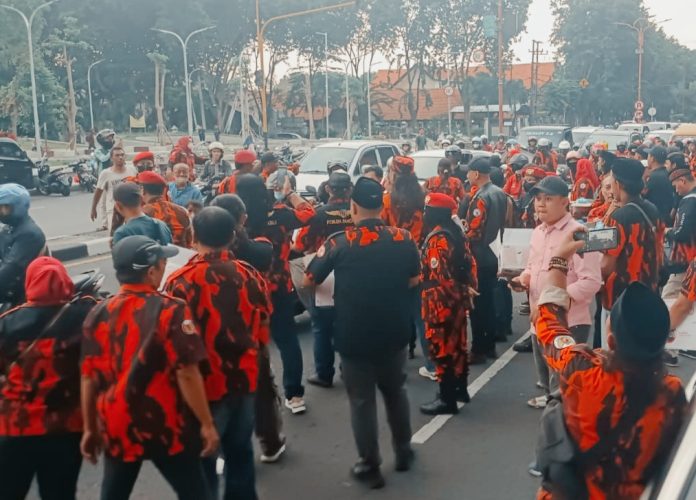 Majelis Pimpinan Cabang (MPC) Pemuda Pancasila (PP) Sidoarjo mengadakan buka bersama dan bagi-bagi takjil di depan Alun-alun Sidoarjo/Foto: istimewa