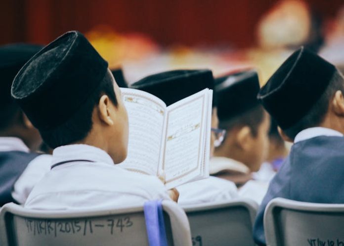 Ilustrasi seorang santri saat membaca Al Qur'an di Bulan Ramadhan/Foto: Pixels.com