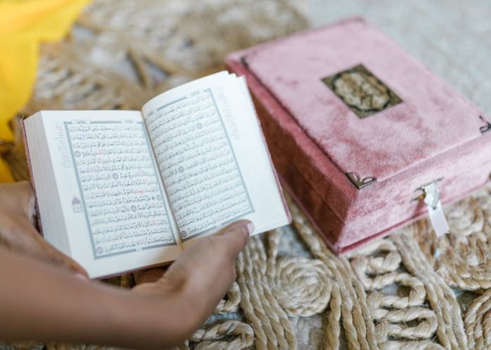 Ilustrasi membaca Al-Qur'an di bulan Ramadhan 1445 H/Foto: RDNE Stock project/pexels.com