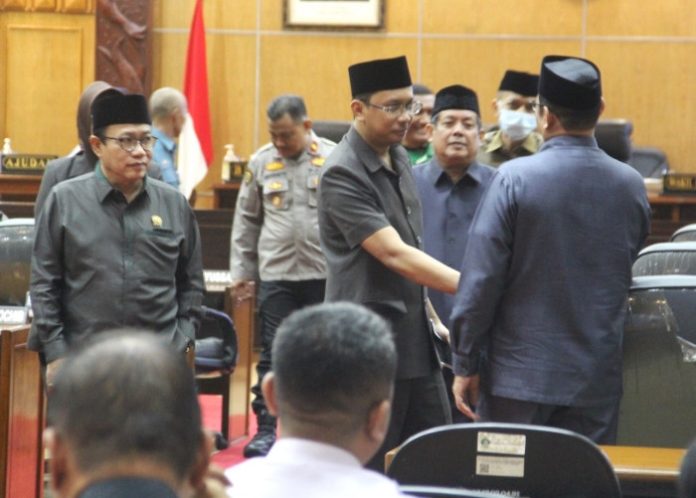 Bupati Sidoarjo Ahmad Muhdlor Ali tengah bersalaman dengan anggota DPRD Sidoarjo usai rapat Paripurna/Foto: Ipung Syaiful