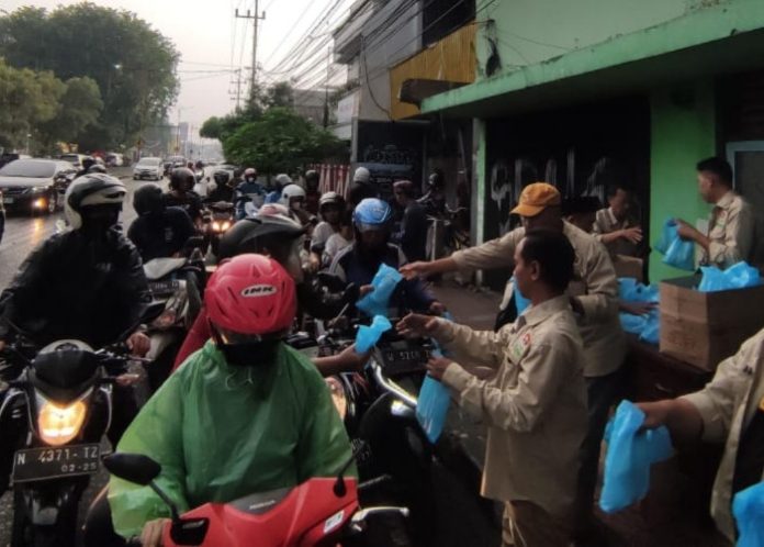 PWI Sidoarjo saat membagikan takjil gratis di depan Balai Wartawan Jalan Ahmad Yani Sidoarjo/Foto: Ipung Syaiful
