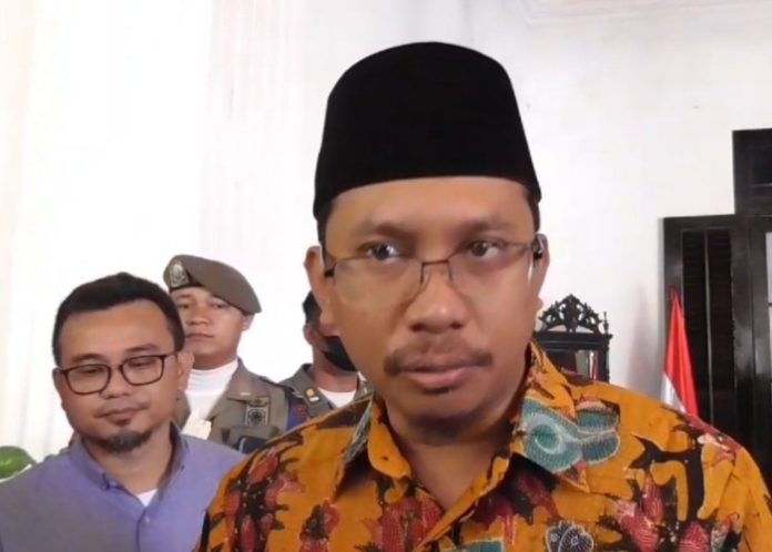 Bupati Sidoarjo Ahmad Muhdlor Ali saat diwawancarai awak media terkait kasus korupsi di BPPD Sidoarjo/Foto: Ipung Syaiful