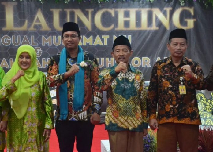 Bupati Sidoarjo Ahmad Muhdlor Ali (kiri tengah) dan Ketua PCNU Sidoarjo KH Zainal Abidin (kanan tengah) saat peresmian gedung di MINU Pucang Sidoarjo/Foto: Istimewa