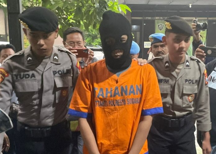 Pelaku begal payudara di Taman Sidoarjo saat ditangkap Polresta Sidoarjo/Foto: Ipung Syaiful