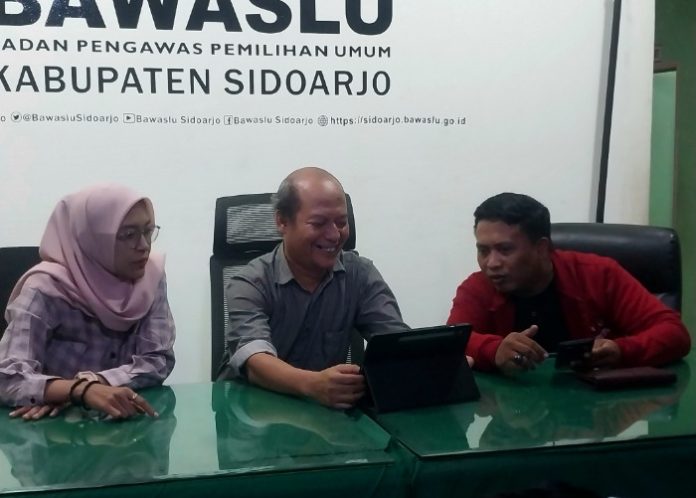 Ketua Bawaslu Sidoarjo Agung Nugraha bersama komisioner lainnya Moeh Arief dan Agisma Dyah Fastari/ Foto: Ipung Syaiful