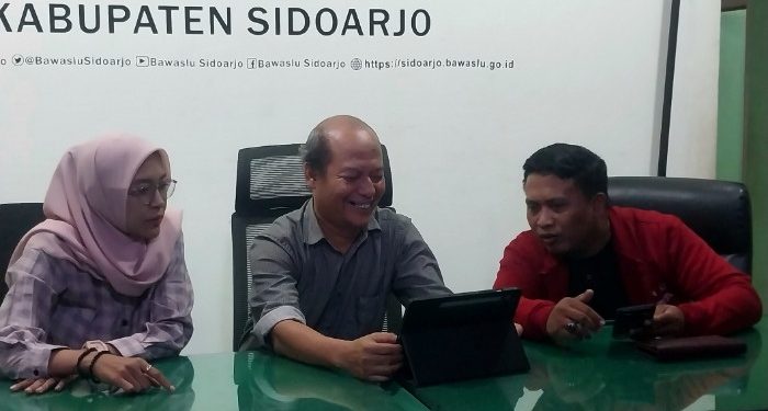 Ketua Bawaslu Sidoarjo Agung Nugraha bersama komisioner lainnya Moeh Arief dan Agisma Dyah Fastari/ Foto: Ipung Syaiful