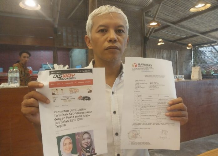 Nanang Haromain tim Advokasi Jaringan Demokrasi Indonesia (JaDI) saat menunjukan bukti laporan Bawaslu Jatim/Foto: Ipung Syaiful