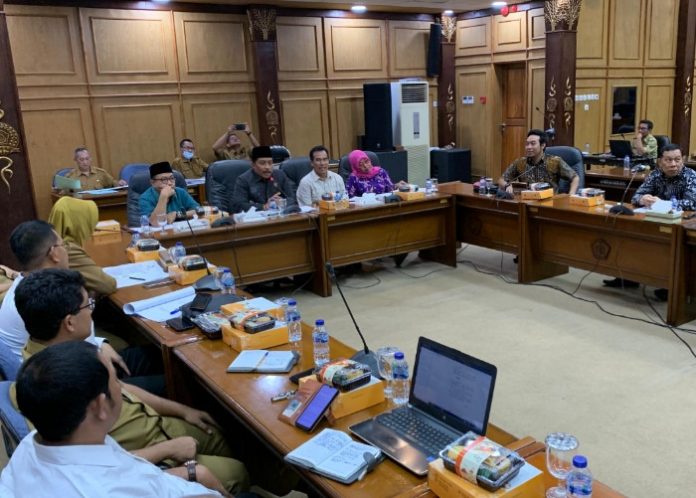 Ahli hukum tata negara Dr. Rusdianto Sesung, S.H., M.H., Dekan Fakultas Hukum Universitas Narotama Surabaya (dua dari kiri atas)/Foto: Ipung Syaiful