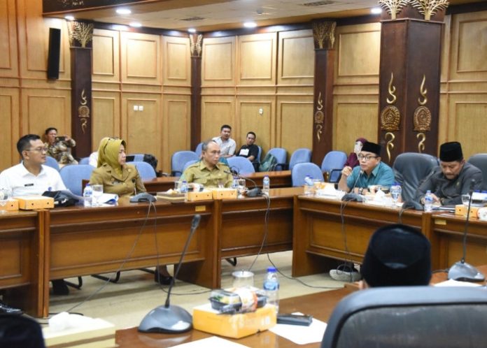Sekda Sidoarjo Fenny Apridawati saat menghadiri rapat dengar pendapat bersama Komisi A DPRD Sidoarjo/Foto: Istimewa