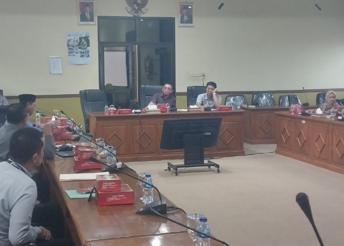 Hearing Komisi B DPRD Sidoarjo bersama dinas terkait dan Bank Jatim tentang Kredit Mecet dana bergulir/Foto: Ipung Syaiful