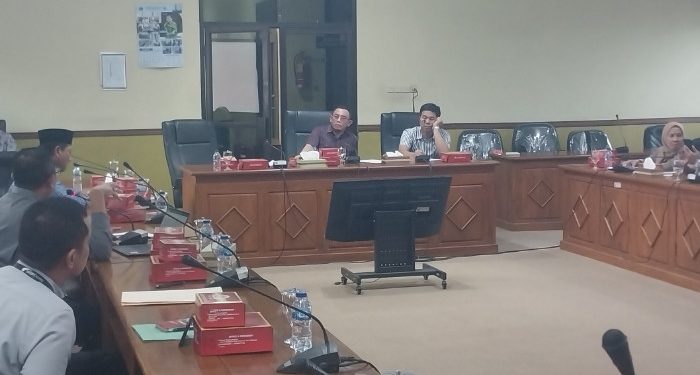 Hearing Komisi B DPRD Sidoarjo bersama dinas terkait dan Bank Jatim tentang Kredit Mecet dana bergulir/Foto: Ipung Syaiful