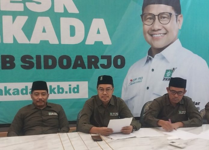 Ketua Desk Pilkada DPC PKB Sidoarjo Abdillah Nasih bersama jajaran saat memberikan keterangan pers tentang pendaftaran Cakada di Pilkada 2024/Foto: Ipung Syaiful