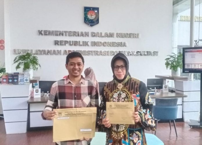 Sekda Sidoarjo Fenny Apridawati dan Sekretaris BKD Sidoarjo Zainul saat menunjukan bukti izin mutasi dari Kemendagri/Foto: Istimewa