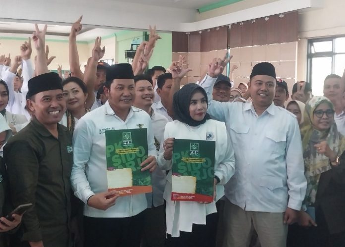 H. Subandi dan Hj Mimik Idayana saat menunjukan berkas formulir pendaftaran Cabup dan Cawabup di Kantor DPC PKB Sidoarjo/Foto: Ipung Syaiful