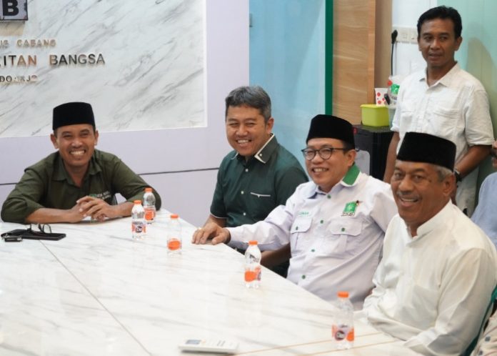 Achmad Amir Aslichin atau Mas Iin saat mendampingi H. Usman Ketua DPRD Sidoarjo daftar calon bupati di Kantor DPC PKB Sidoarjo/Foto: Ipung Syaiful