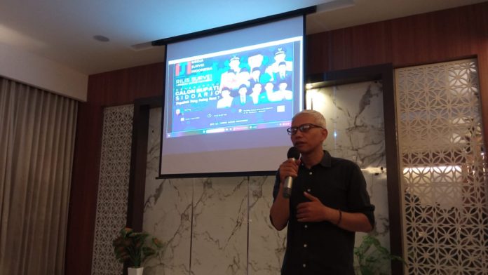 Direktur Media Survei Indonesia Nanang Haromain saat merilis hasil survei terkait elektabilitas calon di Pilbup Sidoarjo/Foto: Ipung Syaiful