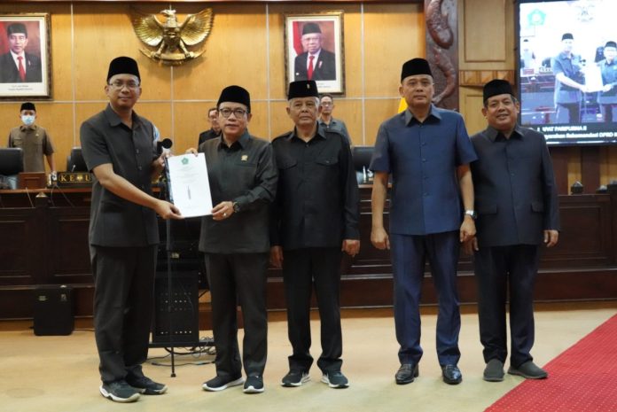 Bupati Sidoarjo, Ahmad Muhdlor Ali bersama ketua DPRD Sidoarjo, H. Usman dan pmpinan