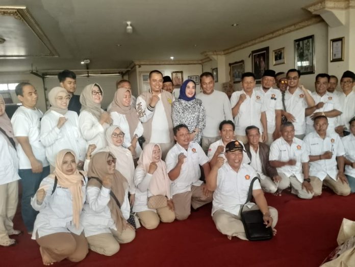 PAC Partai Gerindra saat bersilaturahmi dengan Rahmat Muhajirin dan meminta Mimik Idayana maju sebagai calon bupati Sidoarjo di Pilkada 2024/Foto: Ipung Syaiful