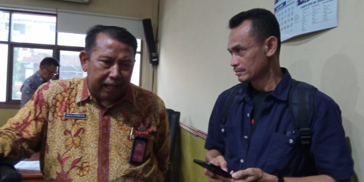 Kepala Dinas PMD Sidoarjo, Mulyawan (kiri) saat diwawancarai awak media di Gedung DPRD Sidoarjo/Foto: Ipung Syaiful