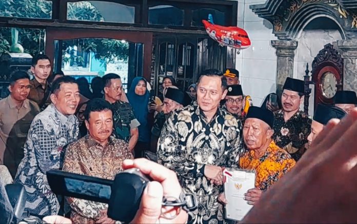 Menteri ATR/BPN Agus Harimurti Yudhoyono dikerubungi warga saat membagikan sertifikat waqaf di Masjid Nurul Yusuf Desa Durung Bedug, Kecamatan Candi, Sidoarjo/Foto: Ipung Syaiful