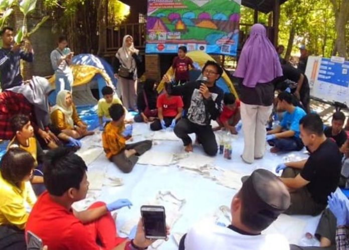 Siswa Sekolah Alam Raya Boneka Tanah (SAR-BT) asyik bermain dengan bimbingan volunteer dalam rangka Hari Pendidikan Nasional/Foto: Ipung Syaiful