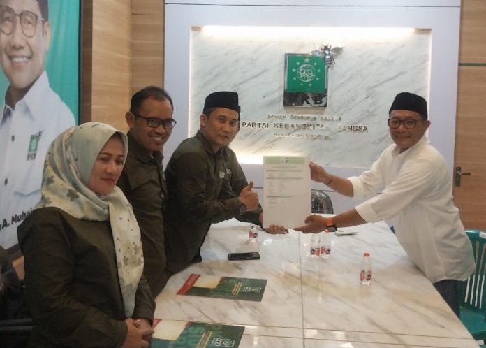 M Sholichul Umam atau Cak Umam (kanan) saat menyerahkan berkas pendaftaran sebagai Cawabup ke DPC PKB Sidoarjo/Foto: Ipung Syaiful
