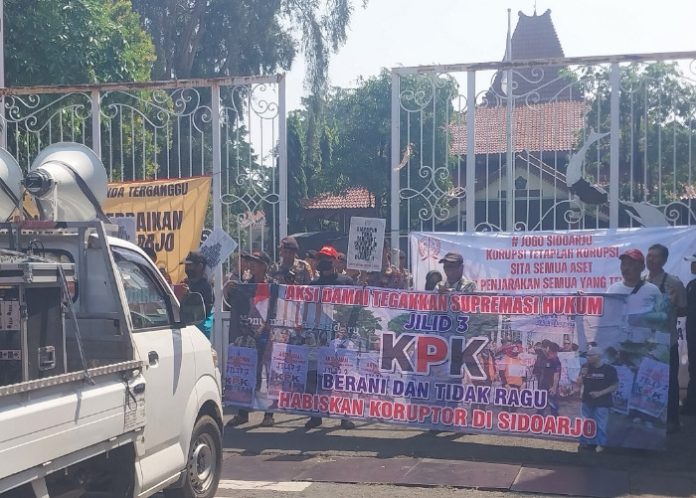 Massa Aksi secara simbolis galang dana untuk ongkos Bupati Sidoarjo Ahmad Muhdlor Ali berangkat ke KPK/Foto: Ipung Syaiful Massa Aksi secara simbolis galang dana untuk ongkos Bupati Sidoarjo Ahmad Muhdlor Ali berangkat ke KPK/Foto: Ipung Syaiful