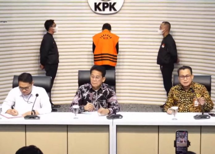 Wakil Ketua KPK, Johanis Tanak, saat mengumumkan penahanan Bupati Sidoarjo Ahmad Muhdlor Ali atas kasus dugaan korupsi pemotongan insentif pajak ASN BPPD Sidoarjo/Foto: Istimewa