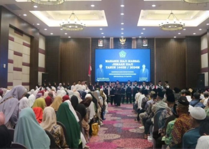 Para CJH Asal Sidoarjo saat mengikuti manasik haji massa yang dilaksanakan oleh Kemenag Sidoarjo/Foto: Istimewa