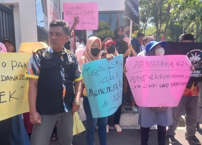 Puluhan Warga Kletek Kecamatan Taman saat aksi unjuk rasa di depan Kantor Kejari Sidoarjo/Foto: Ipung Syaiful