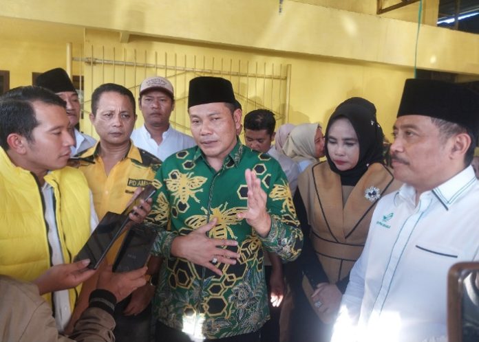 Subandi dan Mimik Idayana bersama Ketua DPD Golkar Sidoarjo Adam Rusydi saat diwawancarai awak media usai acara silaturahmi/Foto: Ipung Syaiful