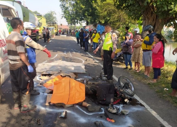 Petugas kepolisian saat olah TKP / Foto: istimewa