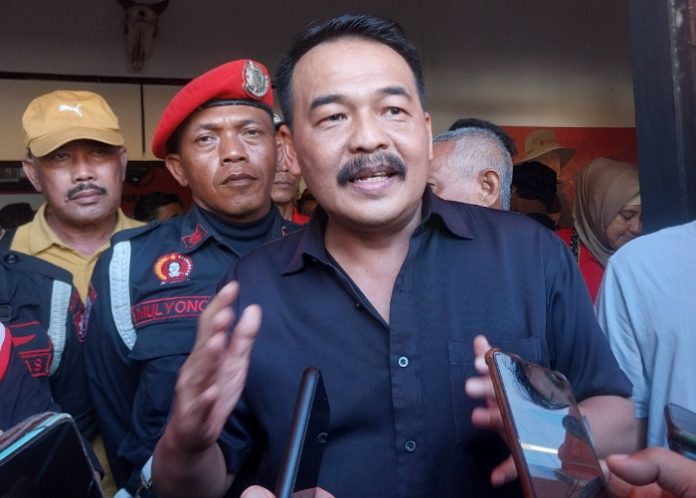 Ketua DPC PDIP Sidoarjo Sumi Harsono saat diwawancarai awak media tentang Pilkada 2024 di kantor DPC PDIP Sidoarjo/Foto: Ipung Syaiful