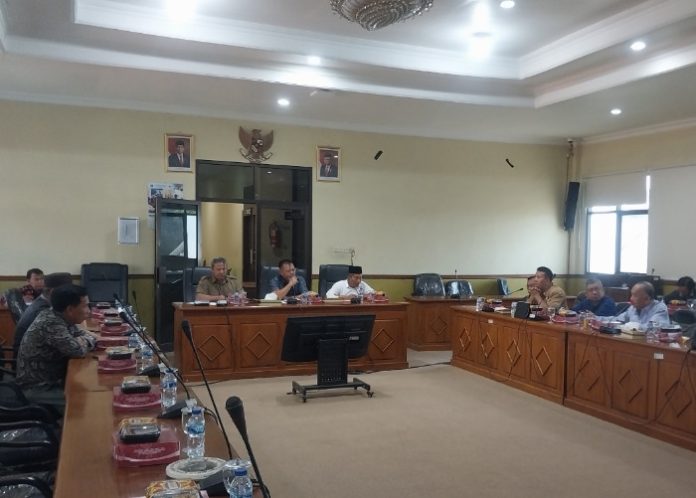 Suasana hearing DPRD Sidoarjo, DLHK dan warga Puri Indah terkait bau sampah TPST Banjarbendo/Foto: Ipung Syaiful