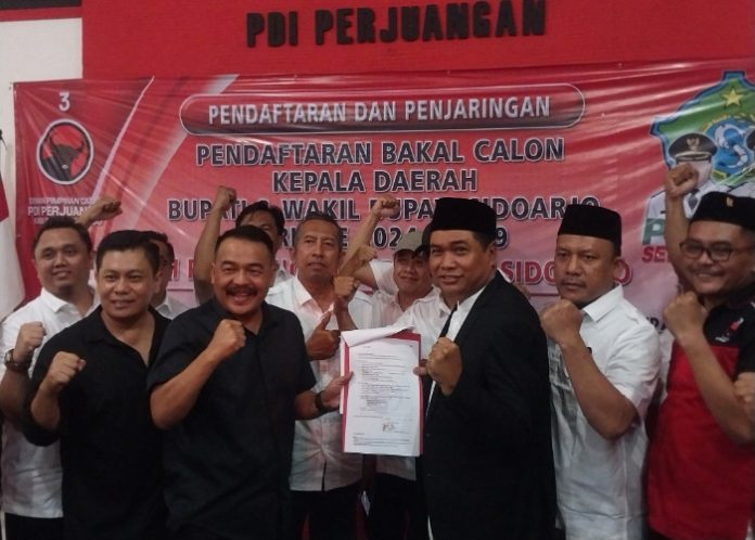 Sugiono Adi Salam pengusaha sukses asal Gedangan saat menyerahkan berkas pendaftaran sebagai Bacabup Sidoarjo kepada Ketua DPC PDIP Sidoarjo Sumi Harsono/Foto: Ipung Syaiful