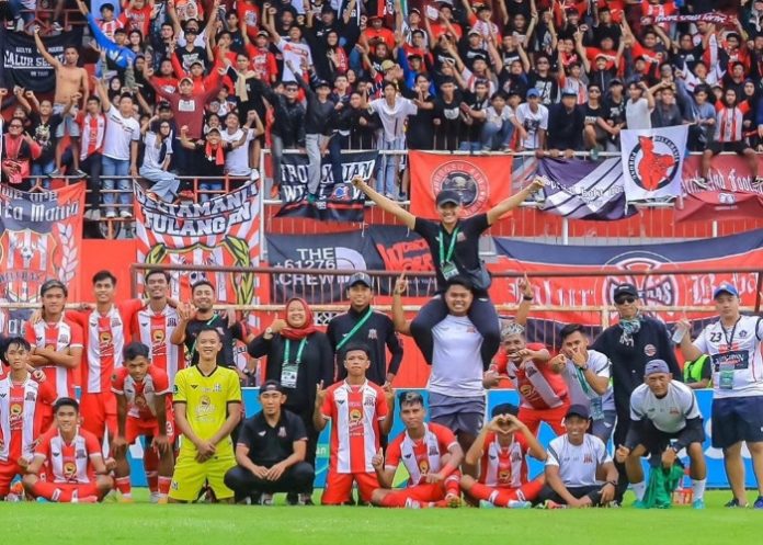 Manajemen dan Pemain Deltras FC saat selebrasi usai menyelesaikan semua pertandingan di Liga 2 Indonesia/Foto: Dokumen Deltras FC