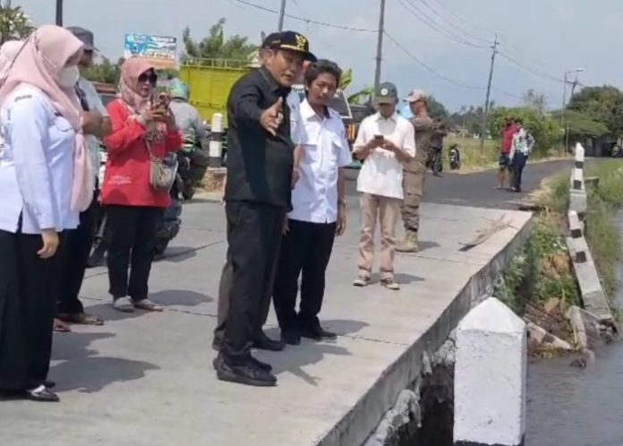 Plt Bupati Sidoarjo Subandi saat meninjau lokasi pelengsengan di Kedungbocok-Tarik yang ambrol/Foto: Ipung Syaiful