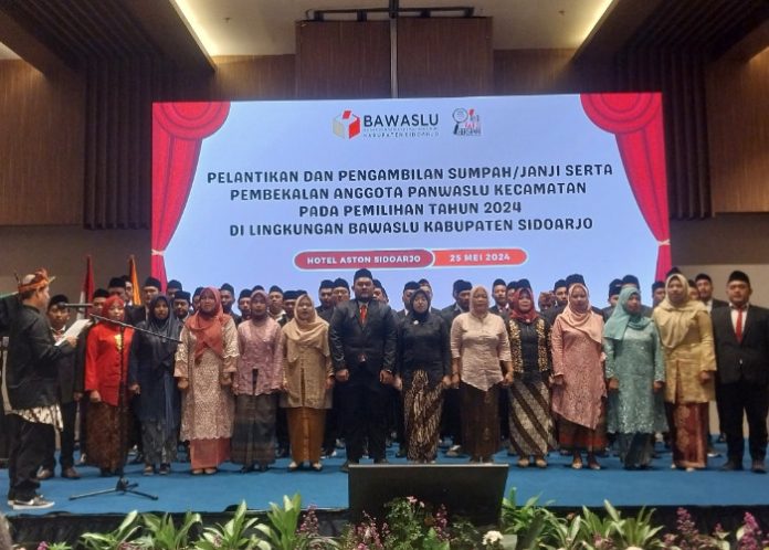 Ketua Bawaslu Sidoarjo saat melantik 54 anggota Panwascam untuk Pilkada 2024/Foto: Ipung Syaiful