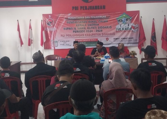 Tim penjaringan Cakada dari DPC PDIP Sidoarjo saat menerima Muhammad Sholeh yang mendaftar sebagai bakal calon bupati Sidoarjo/Foto: Ipung Syaiful