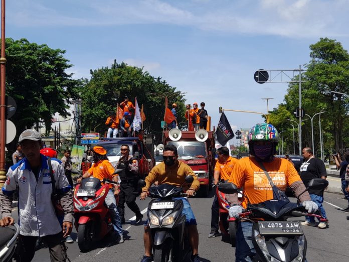 Ribuan buruh memadati Jl. A. Yani depan Alun-alun Sidoarjo dalam rangka merayakan Hari Buruh Internasional atau May Day/Foto; Ipung Syaiful