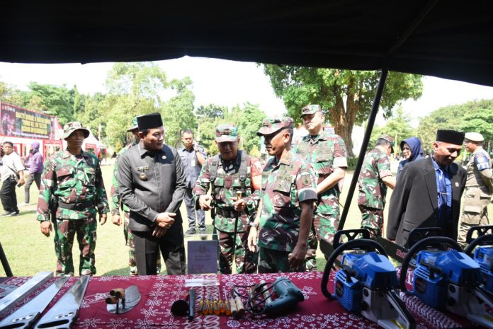 Plt Bupati Sidoarjo Subandi saat meninjau sejumlah stan usai upacara pembukaan TMMD 2024 di Alun-alun Sidoarjo/Foto: Istimewa